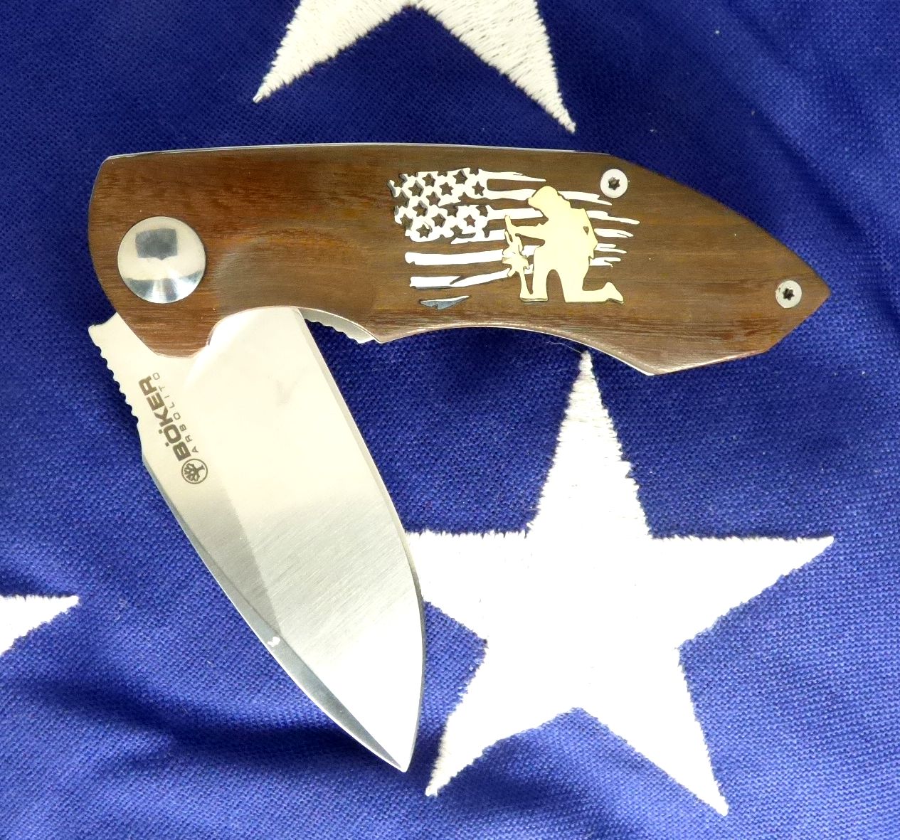 Boker Linerlock kneeling soldier